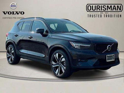 2023 Volvo XC40 B5 Plus Dark Theme