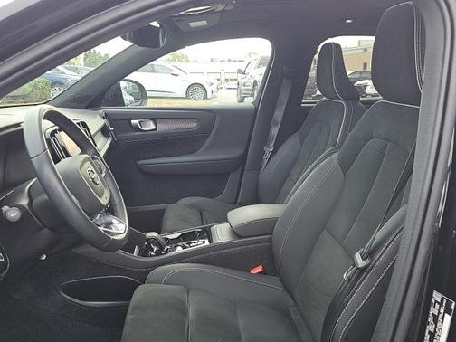 2023 Volvo XC40 B5 Plus Dark Theme