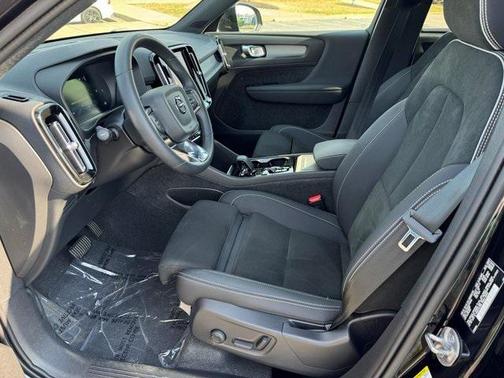 2023 Volvo XC40 B5 Plus Dark Theme