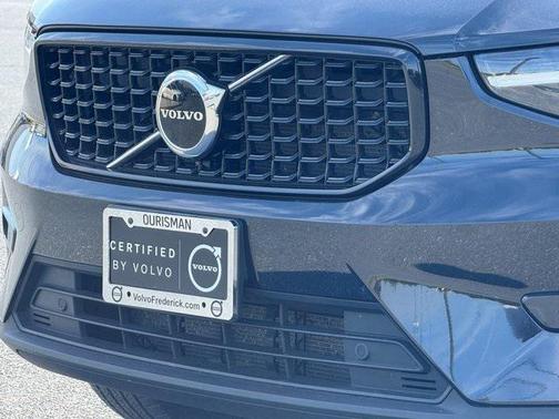 2023 Volvo XC40 B5 Plus Dark Theme