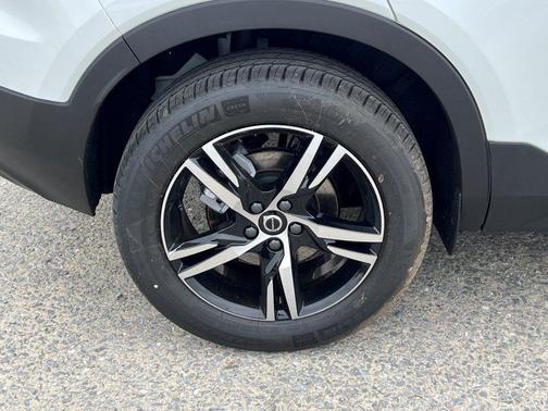 2026 Volvo XC40 B5 Core