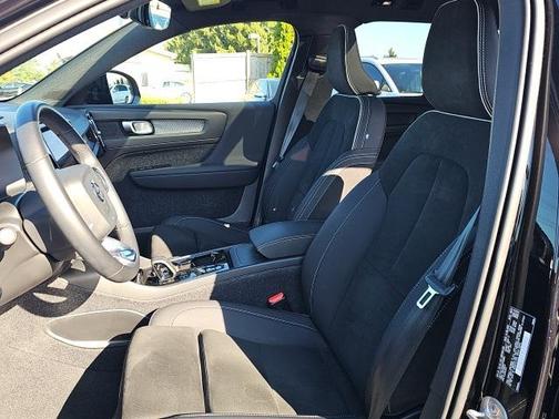 2023 Volvo XC40 B5 Plus Dark Theme