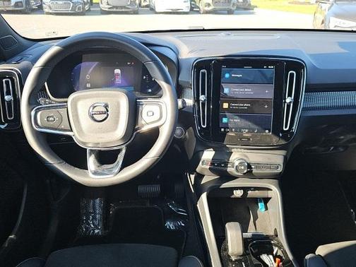2023 Volvo XC40 B5 Plus Dark Theme