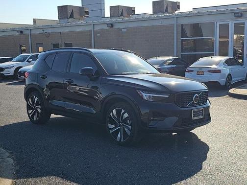 2023 Volvo XC40 B5 Plus Dark Theme