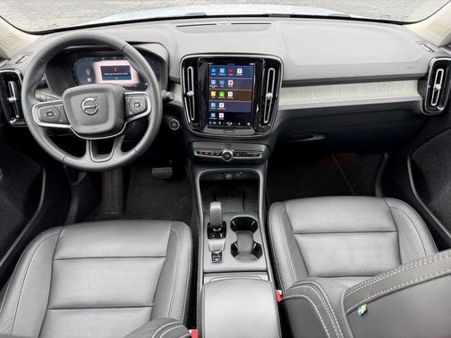 2025 Volvo XC40 B5 Core