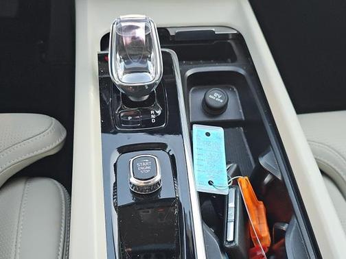 2023 Volvo XC60 B5 Ultimate Bright Theme