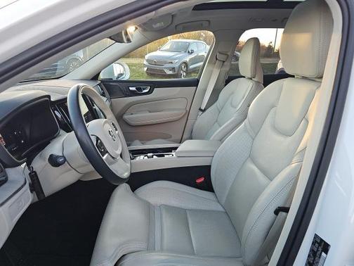 2023 Volvo XC60 B5 Ultimate Bright Theme
