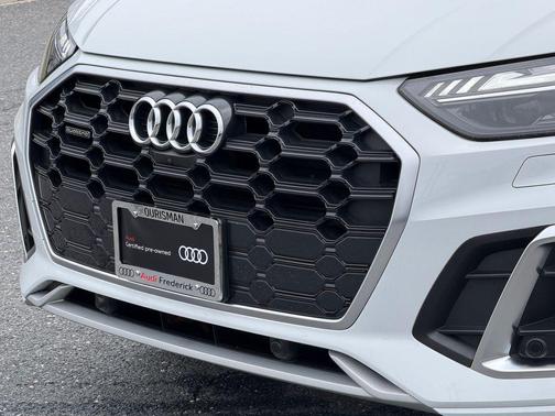 Glacier White Metallic 2022 Audi Q5 45 S line Prestige