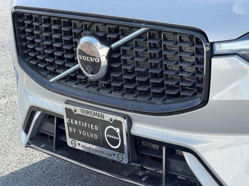 2023 Volvo XC60 B5 Plus Dark Theme