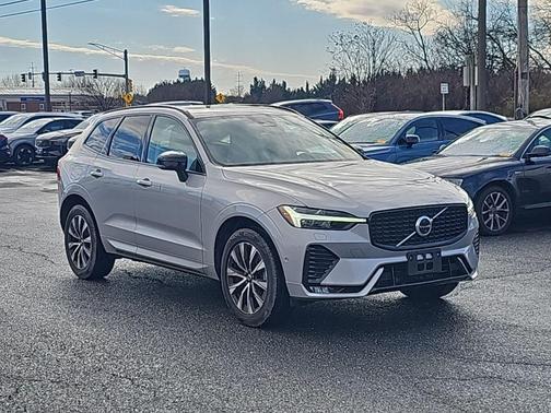 2023 Volvo XC60 B5 Plus Dark Theme