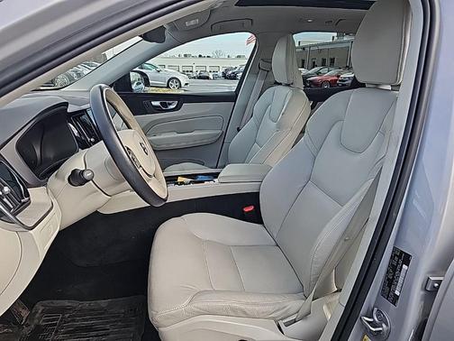 2023 Volvo XC60 B5 Plus Dark Theme