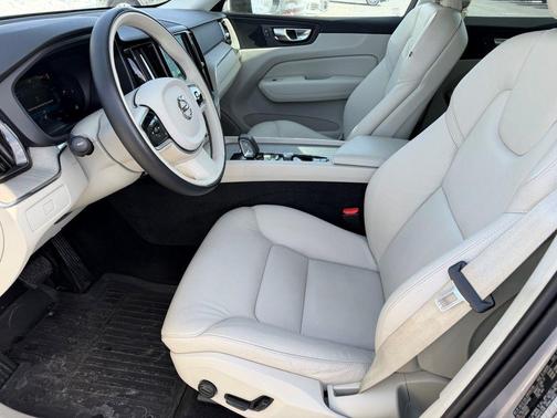 2023 Volvo XC60 B5 Plus Dark Theme