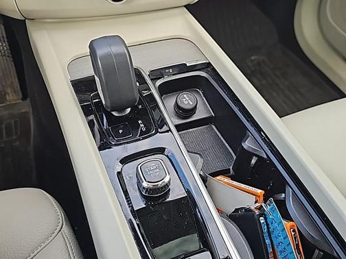 2023 Volvo XC60 B5 Plus Dark Theme