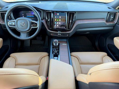 2024 Volvo XC60 B5 Ultimate Dark Theme