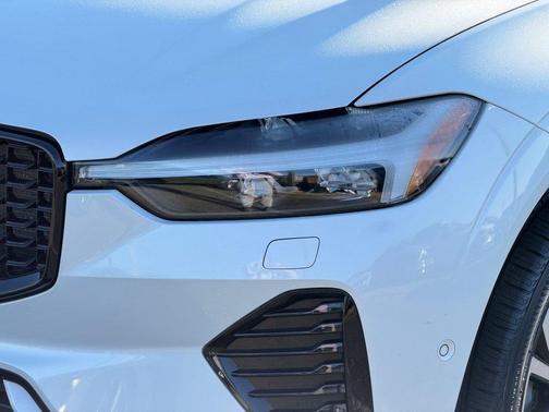 2024 Volvo XC60 B5 Ultimate Dark Theme