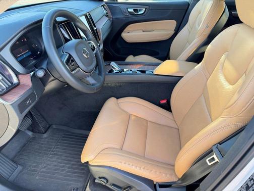 2024 Volvo XC60 B5 Ultimate Dark Theme