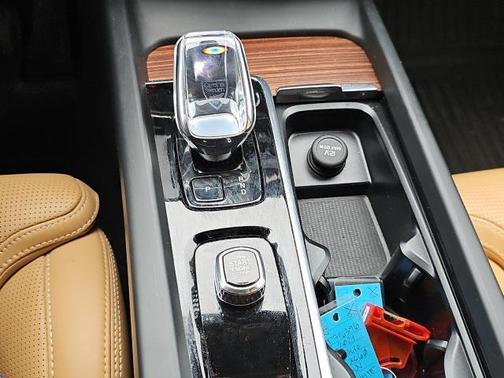 2024 Volvo XC60 B5 Ultimate Dark Theme