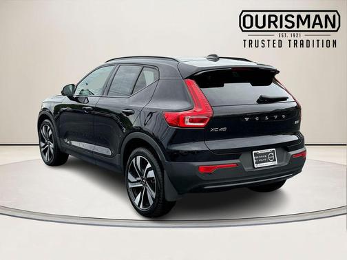 Onyx Black Metallic 2023 Volvo XC40 B5 Plus Dark Theme