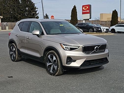 2023 Volvo XC40 B5 Plus Bright Theme