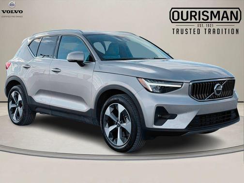 2023 Volvo XC40 B5 Plus Bright Theme
