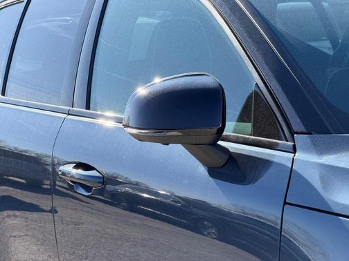 2026 Volvo XC40 B5 Ultra Black Edition