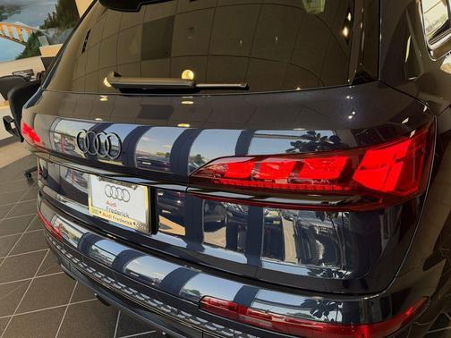 Waitomo Blue Metallic 2026 Audi SQ7 4.0T Prestige