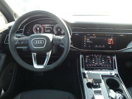 Glacier White 2025 Audi Q7 55 Premium Plus