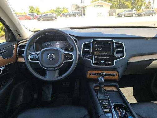 2021 Volvo XC90 T6 Momentum