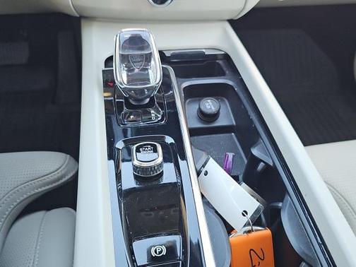 2023 Volvo XC60 B5 Ultimate Dark Theme