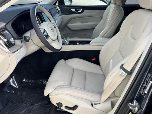 2023 Volvo XC60 B5 Ultimate Dark Theme