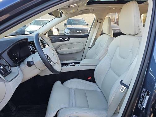 2023 Volvo XC60 B5 Ultimate Dark Theme