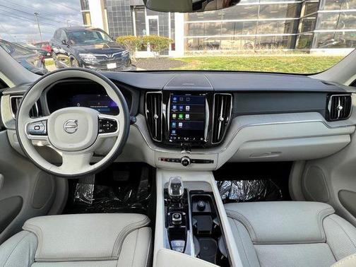 2023 Volvo XC60 B5 Ultimate Dark Theme