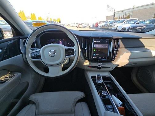 2023 Volvo XC60 B5 Ultimate Dark Theme