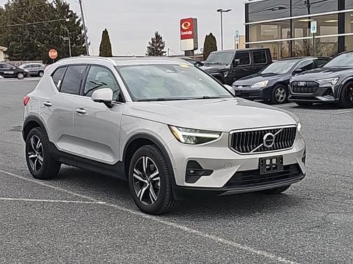 2023 Volvo XC40 B5 Plus Bright Theme