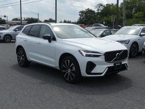 2023 Volvo XC60 Recharge Plug-In Hybrid T8 Plus Dark Theme