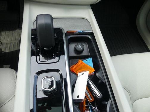 2023 Volvo XC60 Recharge Plug-In Hybrid T8 Plus Dark Theme