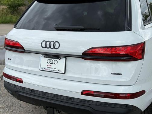Glacier White Metallic 2026 Audi Q7 55 Premium Plus