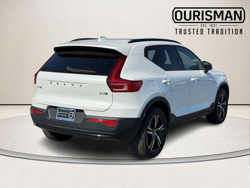 Crystal White Metallic 2024 Volvo XC40 B5 Core