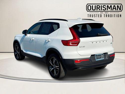 Crystal White Metallic 2024 Volvo XC40 B5 Core