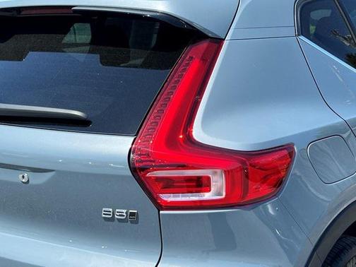 2023 Volvo XC40 B5 Plus Bright Theme