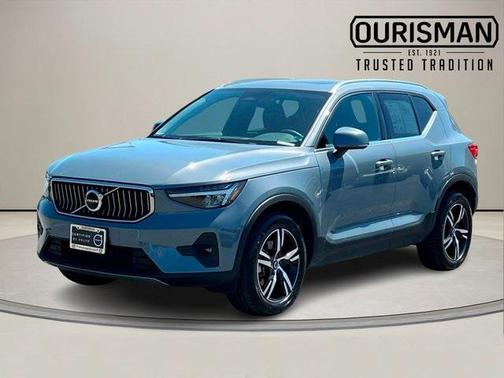 2023 Volvo XC40 B5 Plus Bright Theme