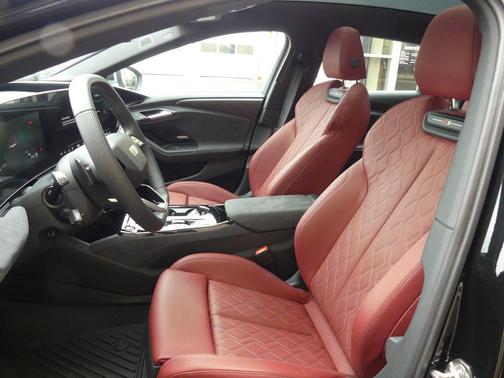 Mythos Black Metallic 2025 Audi S6 e-tron Premium Plus