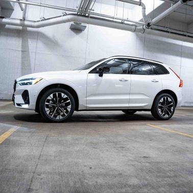 Crystal White 2026 Volvo XC60 B5 Plus