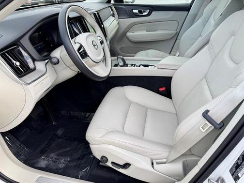 2023 Volvo XC60 B5 Plus Dark Theme