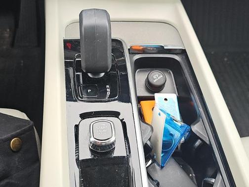 2023 Volvo XC60 B5 Plus Dark Theme