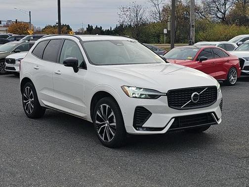 2023 Volvo XC60 B5 Plus Dark Theme