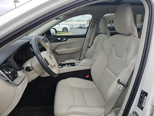 2023 Volvo XC60 B5 Plus Dark Theme