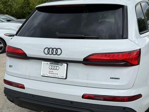 Glacier White Metallic 2026 Audi Q7 55 Premium Plus