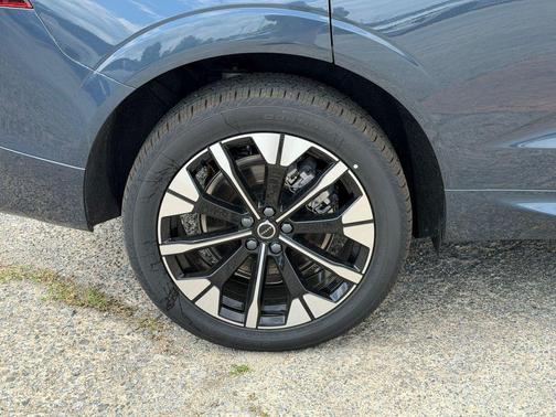 Denim Blue Metallic 2026 Volvo XC60 Plug-In Hybrid T8 Plus
