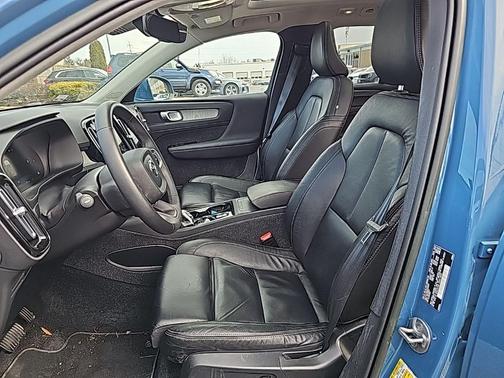 2023 Volvo XC40 B5 Plus Bright Theme